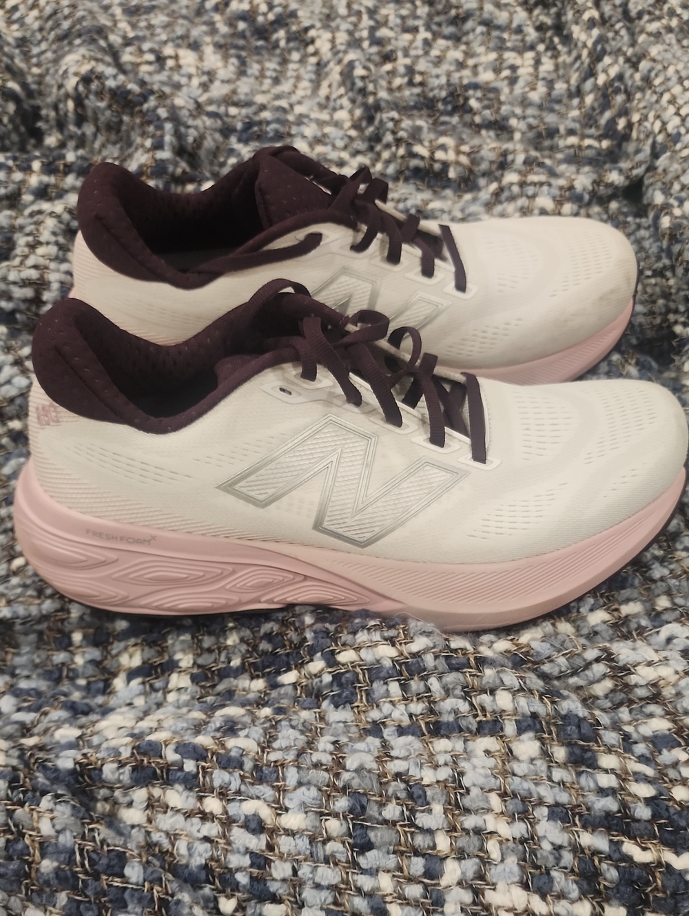 New Balance Women's White and Pink Sneakers with Dark  Accents Sz 10 Great Cond.